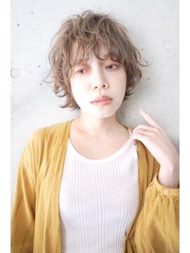 ファム(FAM) ウルフボブ　ハイライト　パーマ　外ハネ　白髪ぼかし　代官山