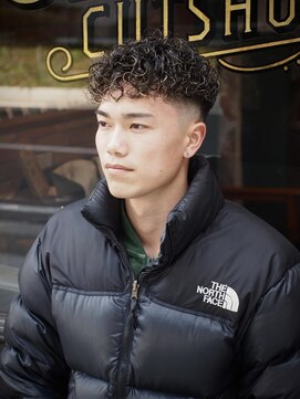 フォーコーナーズ(Four Corners) スペインカール／スパイラルパーマ／スキンフェード