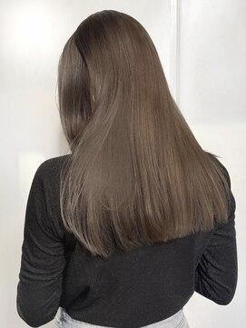 ローネス(LONESS) 柔らかい質感のくすみベージュとぱつっとロングで上品に◎