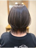 シアーベージュのミディアムレイヤースタイル
