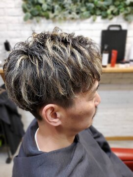 バルビエーレ アーディ(Barbier Adi) 無造作パーマ　白髪ぼかしハイライト