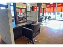 カットウェルズ ラブコオリヤマ 郡山店(Cut Well's Love Koriyama)の雰囲気（明るさと落ち着きが共存する空間で心地よいひとときを。）