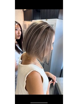 アポロ 横浜駅店(apollo) レイヤーボブハイライトブリーチレイヤーハイトーングレージュ