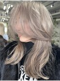 レイヤーボブハイライトブリーチレイヤーハイトーングレージュ