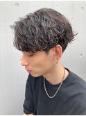 センターパート波巻きスパイラルパーマツーブロック刈り上げ