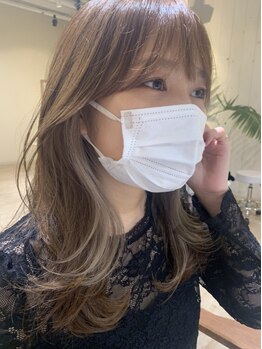 派手じゃない大人めデザインの白髪ぼかしやグレージュ、まろやかベージュの透けるカラーを叶えてくれる。