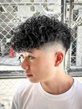 フジヤマ バーバー ショップ(FUJIYAMA BARBER SHOP) スペインカール/スキンフェード