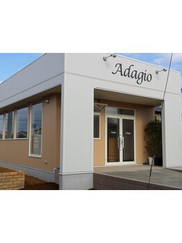 【ずっと通いたいと思えるアットホームサロン♪】白を基調とした落ち着いた雰囲気であなたをお迎えします!!