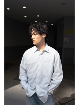 トゥ(TOE) ミディアムショートのフェザーパーマ