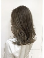 ニューカマー バイ ヘッドライト シブヤ(NEW COMER by HEADLIGHT shibuya)&nbsp;グレージュ×くびれレイヤーミディアム