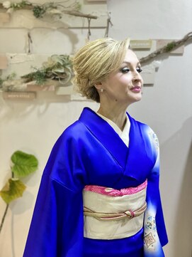 ヘアセットサロンエッジ(Edge) ブロンドヘアのスジ盛りお着物スタイ