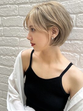 トルネード(TORNADO) 海外ヘア ハイトーン耳掛けボブ プラチナブロンド 表参道A0628