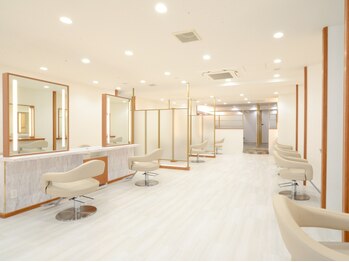 ナチュラルマリーク(Natural maleec)の写真/白が基調の清潔感あふれる店内で明るいスタッフがお迎えします♪楽しく心地よい時間をお過ごしください！
