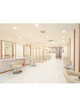 平日キッズケアサービスあり★白が基調の清潔感溢れる店内でお迎えします♪ゆったりとお過ごしください！