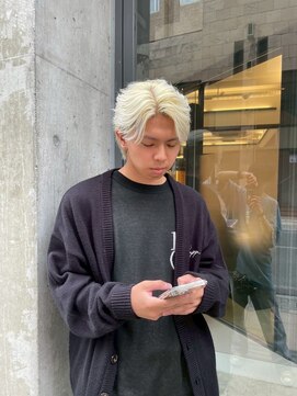 アウラ(AURA) ホワイトブロンドフェザーパーマニュアンスパーマ