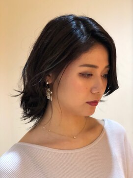 サロン ド ビューティー ラ デュース 自然に外にはねる動き。外はねゆる巻きウェーブ