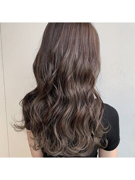 リモア(Remore) アッシュベージュセミロングスタイル