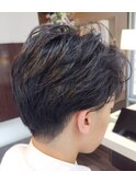黒髪爽やか刈り上げフェザーショートビジネスメンズヘア