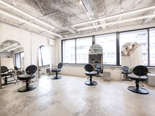 スタジオ ユー 浅草(studio U)の雰囲気（自然光の入るセット面/こだわりのサウンドシステム）