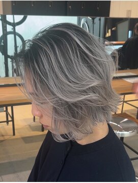 サロウィン 下北沢(SALOWIN) コントラスト強めなグレーシルバーのシャドールーツ