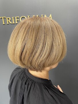 トリフォリウム 小牧店(TRIFOLIUM) 「白髪ぼかしケアブリーチ×上品ベージュボブ」