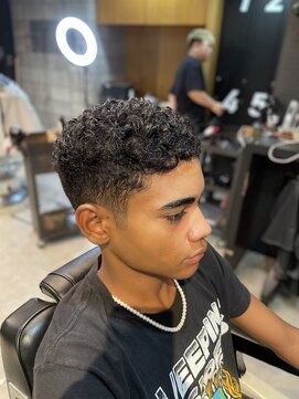 フランクスバーバー アンド ビアークラブ(FRANK'S BARBER and BEER CLUB) フェードカットくせ毛ベリーショートF