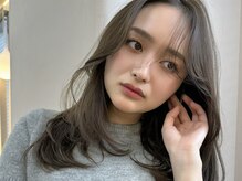 透明感ある鮮やかなヘアカラーに
