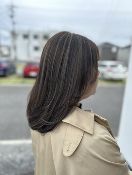 メゾン アヴァロ(Maison Avallo) アッシュグレーブリーチハイライトカラー×レイヤー