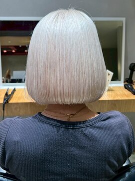 ナチュラル ヘアーデザイニング(Natural hair designing) 夏のハイトーンボブ/プラチナホワイトのぷつっとミニボブ/ツヤ感