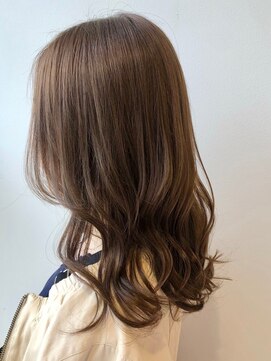 カミエ(kamie) セミロングのベージュカラー × 透明感のある上質な仕上がり