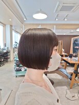ビスポーク(BESPOKE)&nbsp;ナチュラルカラーのタイトなミニボブ