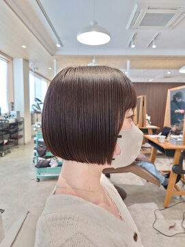 ビスポーク(BESPOKE) ナチュラルカラーのタイトなミニボブ