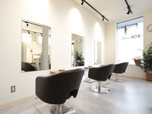 ハチマルハチ ナル 登戸店(808 nalu)の雰囲気（深緑の8マークが目印[ケアブリーチ/イヤリングカラー/白髪ぼかし）