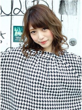 ヘアーデザイニング アルドール 動きのあるエアリーミディスタイル♪