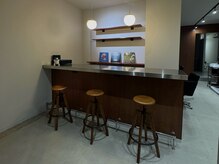 カウンター(COUNTER)の雰囲気（受付／待合席はカフェカウンターのようになっております。）