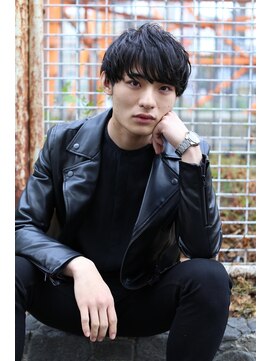 黒髪のツヤと束感で仕上げるスリークモードマッシュ