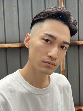 スワッグバーバースタジオ(SWAG BARBER STUDIO) サイドパートスキンフェード
