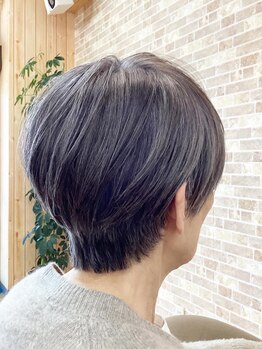 SiS ヘアメイクの写真/《白髪を活かしたグレイヘアをご提案＊》遊びのあるデザインでカラーを楽しみつつ、白髪をしっかりカバー◎