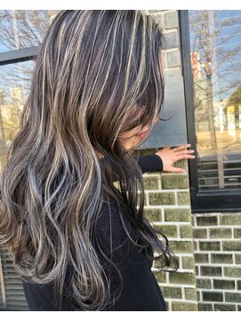 ヘアデザイン ソラ(Sola) 暗髪ブラウンハイライトホワイトベージュデザインカラーロング