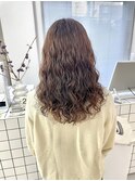 ロングはカーリースタイルでパーマを楽しんで!