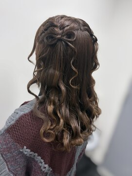 アールエーサロンモノクロ 秋葉原(RA SALON モノクロ) 編み込みハーフツイン×髪リボン