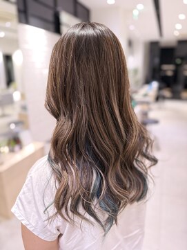 ステア ケース(stair case) 【遊びが欲しい方向け】脱白髪染めカラー×インナーカラー