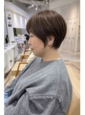 大人女性のための丸みショートレイヤー白髪ぼかし