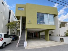 ベイエルム(Bay elm.)の雰囲気（店舗は2階です。駐車場は向かって右側縦列お願いします。）