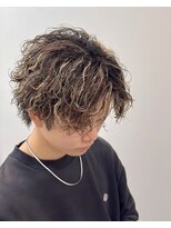 ブライト(BRIGHT)&nbsp;ツイストスパイラルパーマセンターパートウルフハイライト