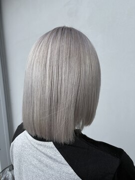 シロ(SHeIRO) 透明感シルバーグレージュ／ブリーチ2回の外国人風ハイトーン