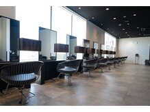 クリック 辰巳店(CLiC)の雰囲気(店内は広々した落ち着いた白黒を基調とした空間になります。)