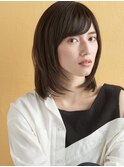 流れる前髪とひし形シルエットのミディアムヘア#モード