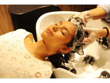 ヘアーリゾート ライフ(Hair Resort LIFE)の雰囲気（最高級ソファーベッド型シャンプー台でリゾートスパで癒される）