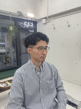 ウェルネス(Wellness) サイドパートツイストスパイラルパーマスキンフェード